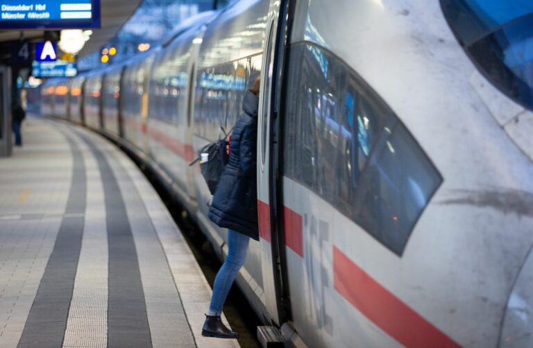 Bahn verkauft ab 2022 keine PapierFahrkarten mehr im Zug