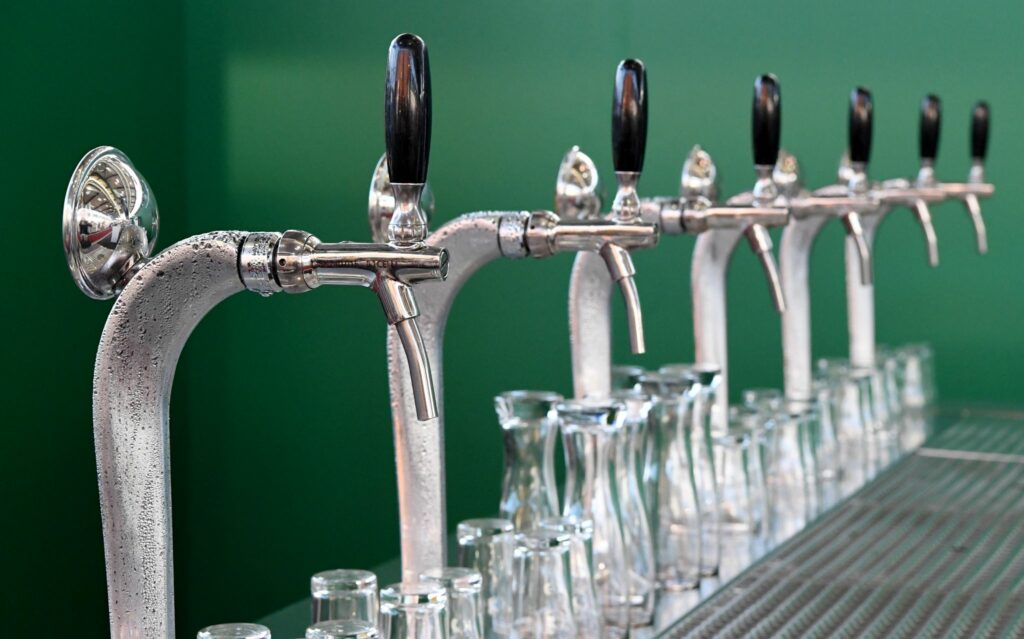 Die bittere Stunde der Brauer: Bier in den Gully schütten