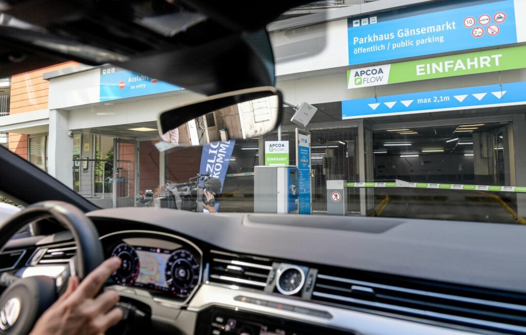 Apcoa will aus Parkhäusern Service-Drehscheiben machen