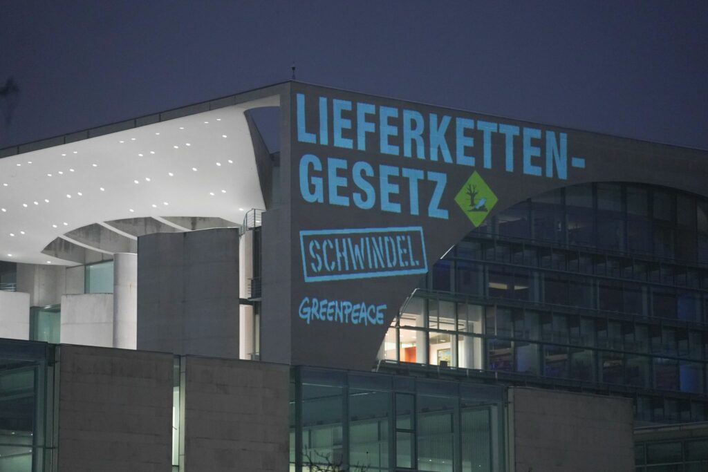 «Schwindel» – Greenpeace protestiert am Kanzleramt