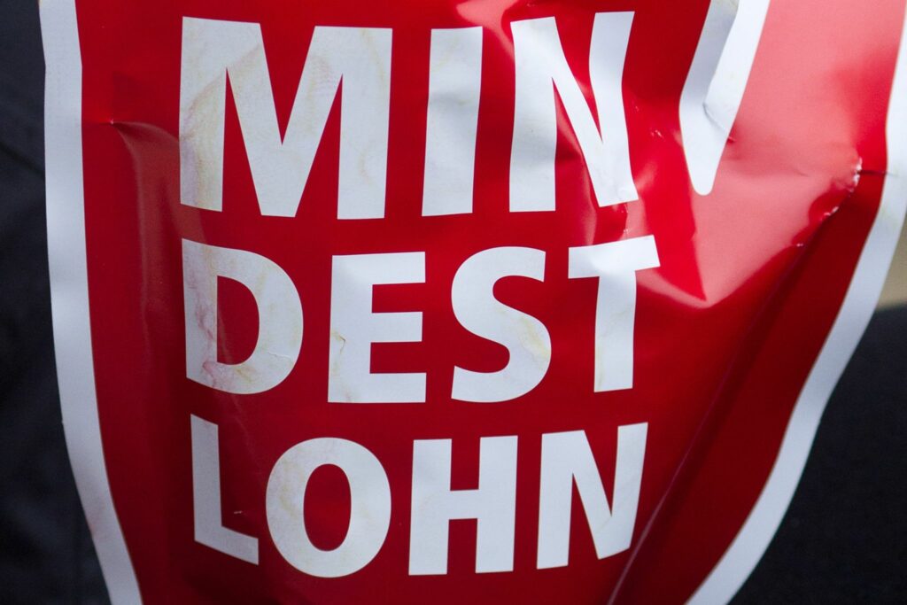 Zollbeamte kontrollieren Einhaltung des Mindestlohns
