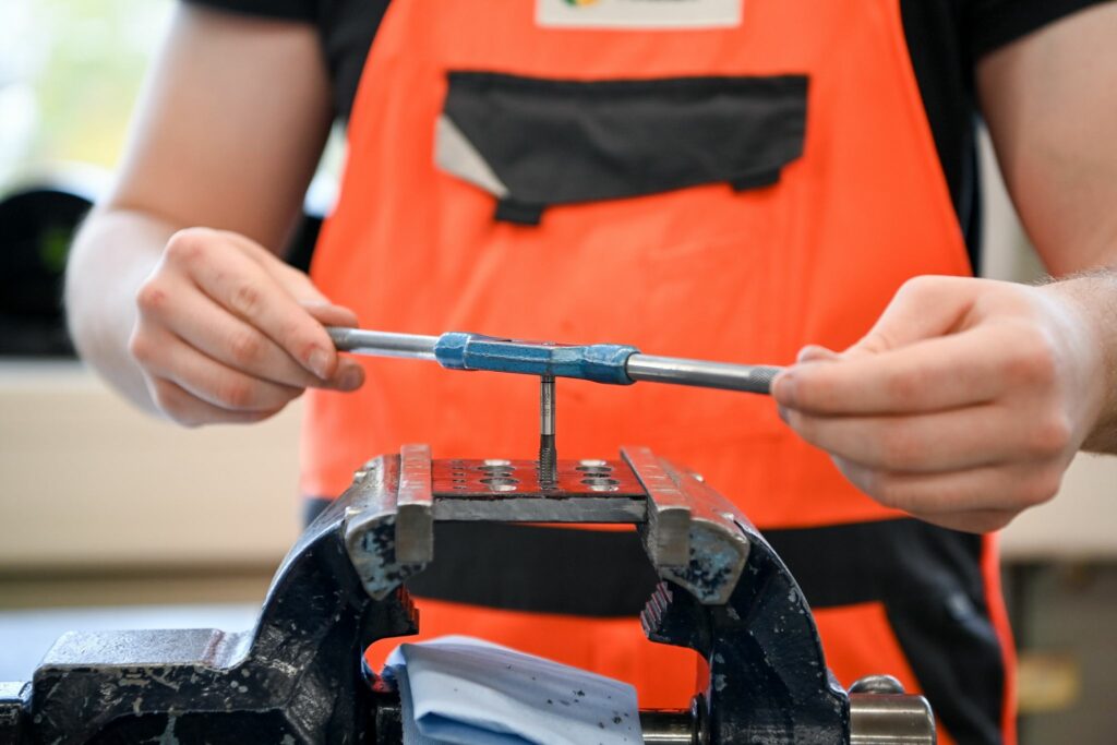 Zahl neuer Ausbildungsverträge leicht gestiegen
