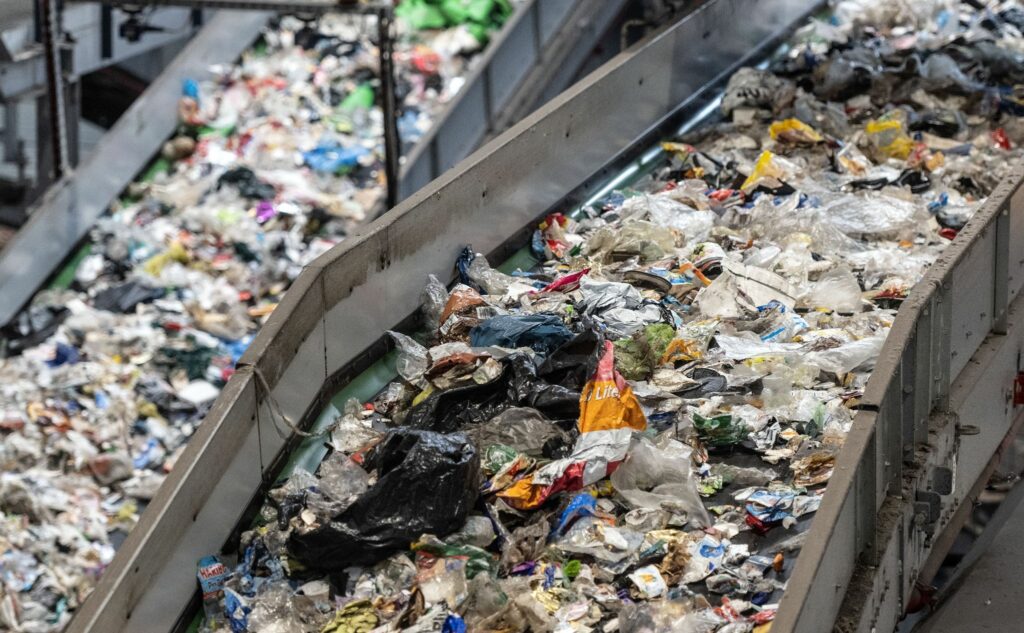 Der Weg des Joghurtbechers: Wie Plastik recycelt wird