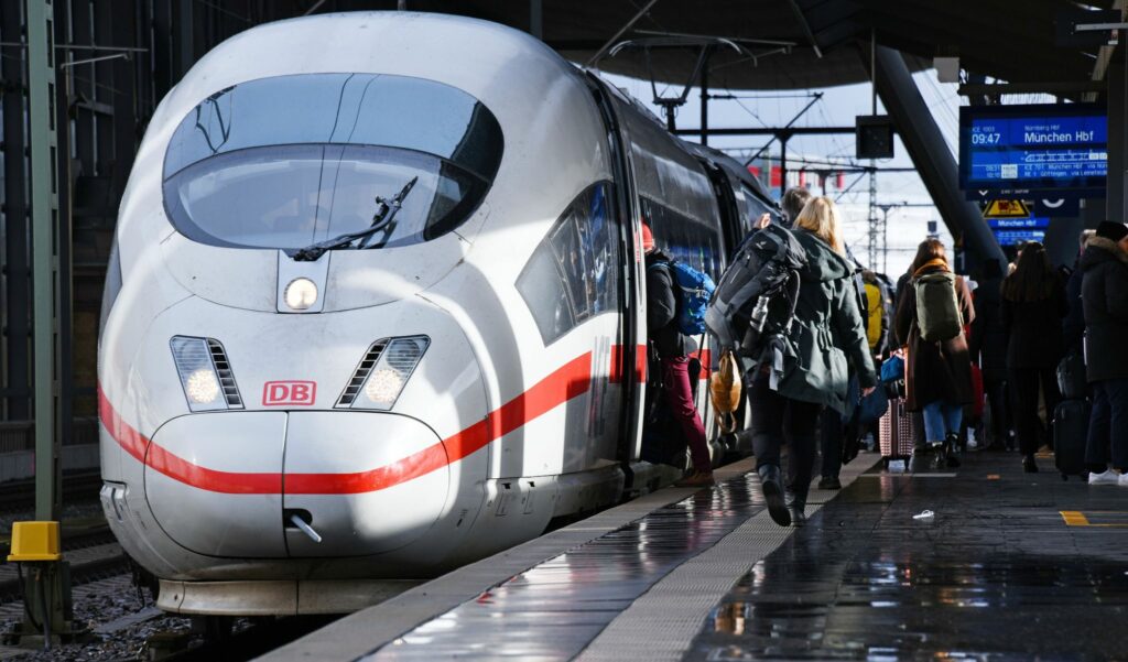 Preisvergleich: Klimafreundliche Bahn oft teurer als Flug