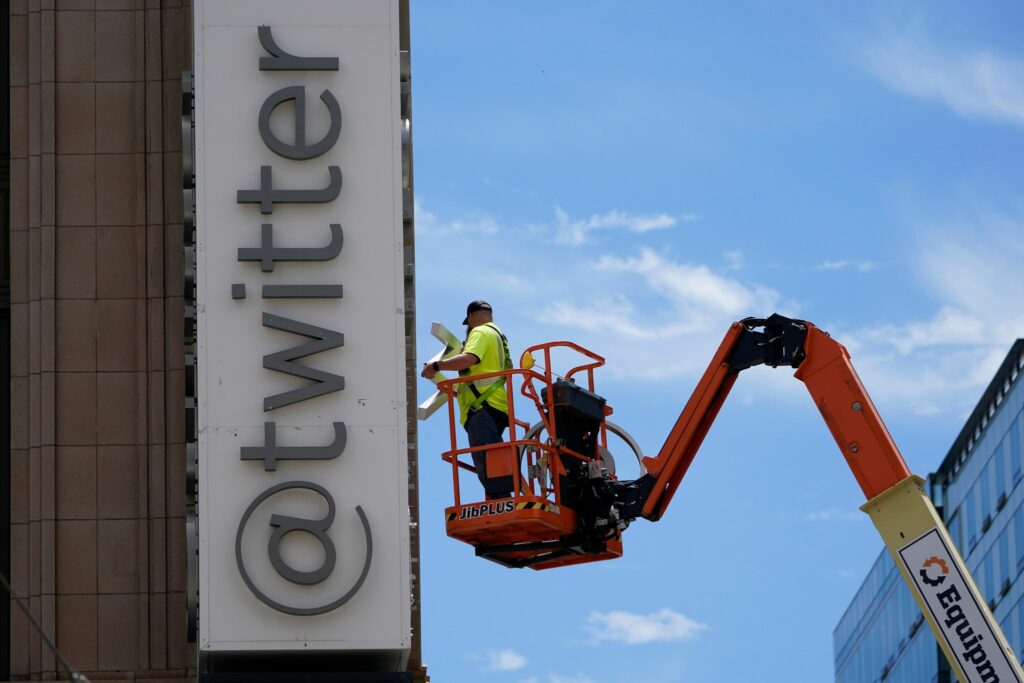 Musk macht mit Umbenennung von Twitter weiter