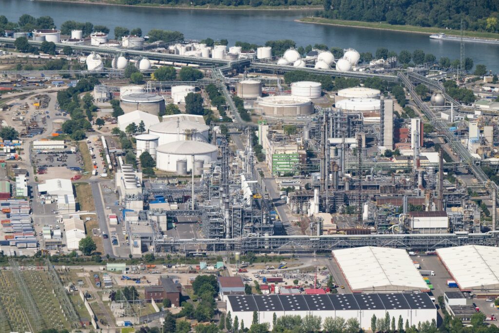 BASF rechnet nach Gewinneinbruch mit zaghafter Erholung