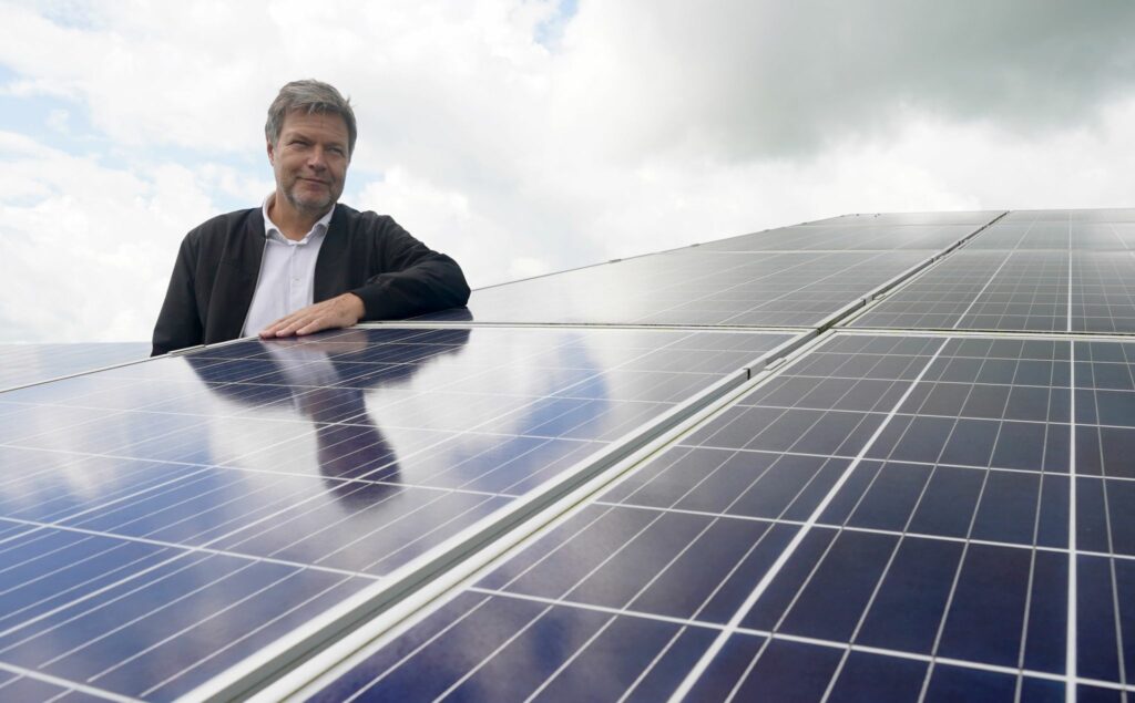 Habeck für Solarparks mit Nutzen für die Biodiversität
