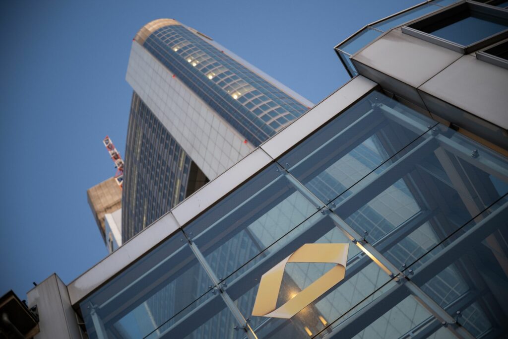 Höhere Zinsen beflügeln Commerzbank