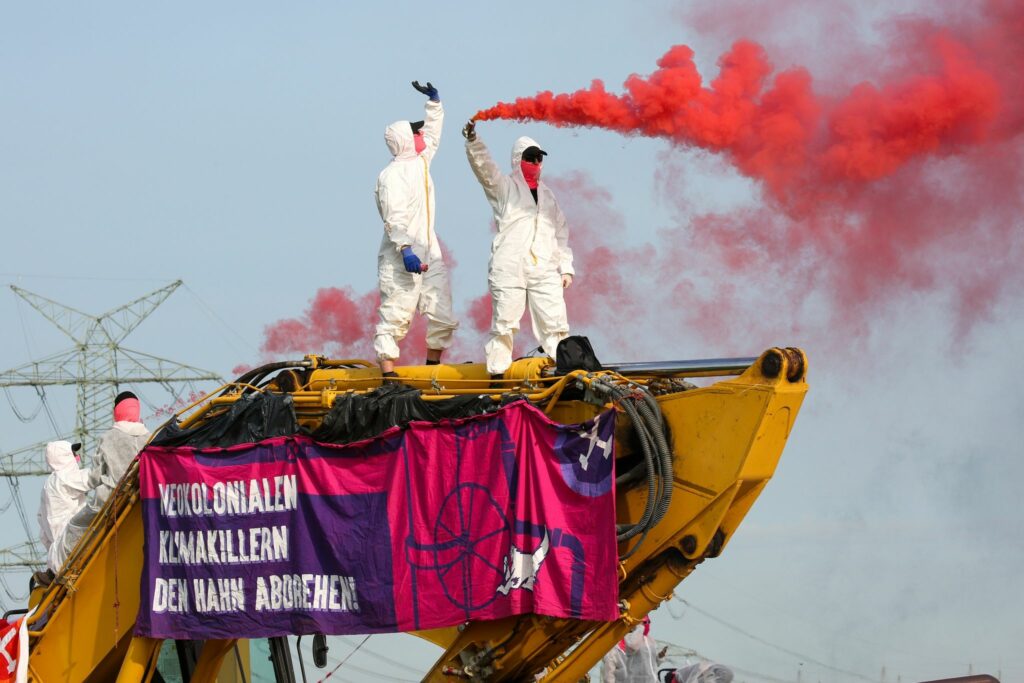 Klimaschutzaktivisten blockieren Baustelle für LNG-Pipeline