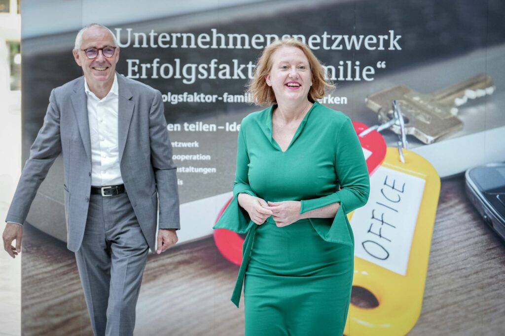 Mehr Firmen ermuntern männliche Chefs zur Elternzeit