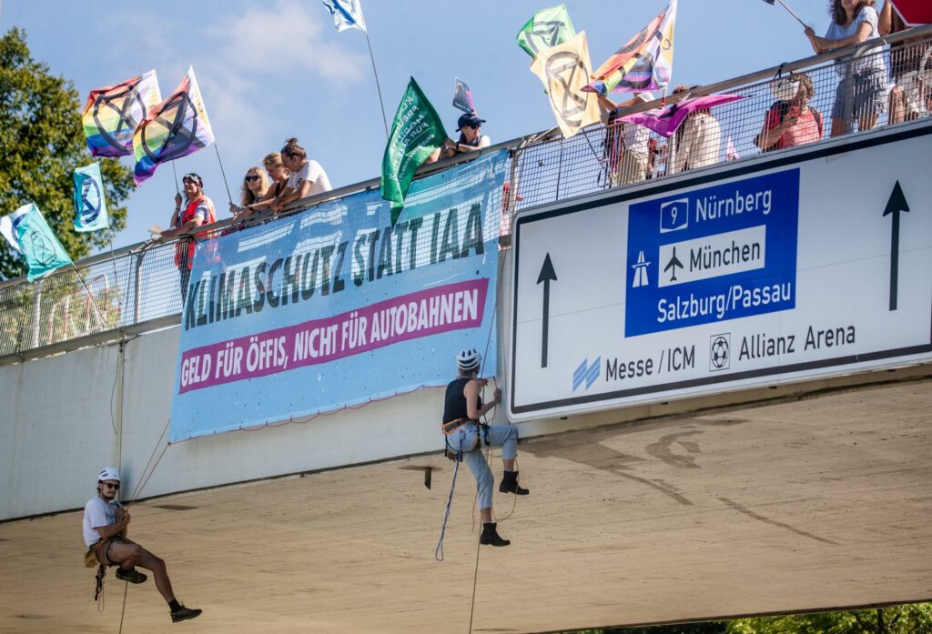 IAA-Gegner sorgen mit Abseilaktion für Stau in München