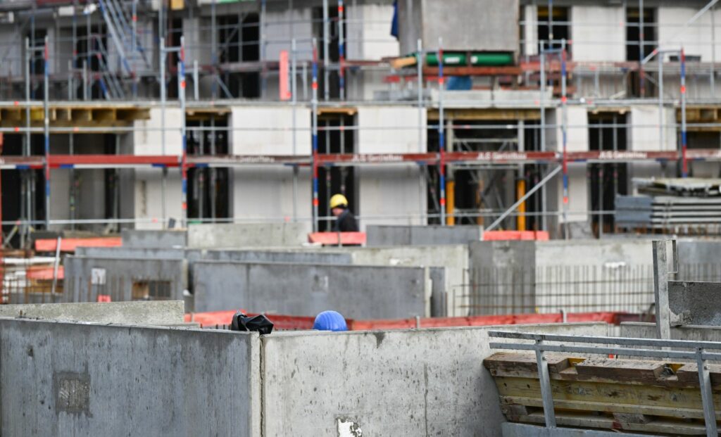 Auch im Juli deutlich weniger Baugenehmigungen für Wohnungen