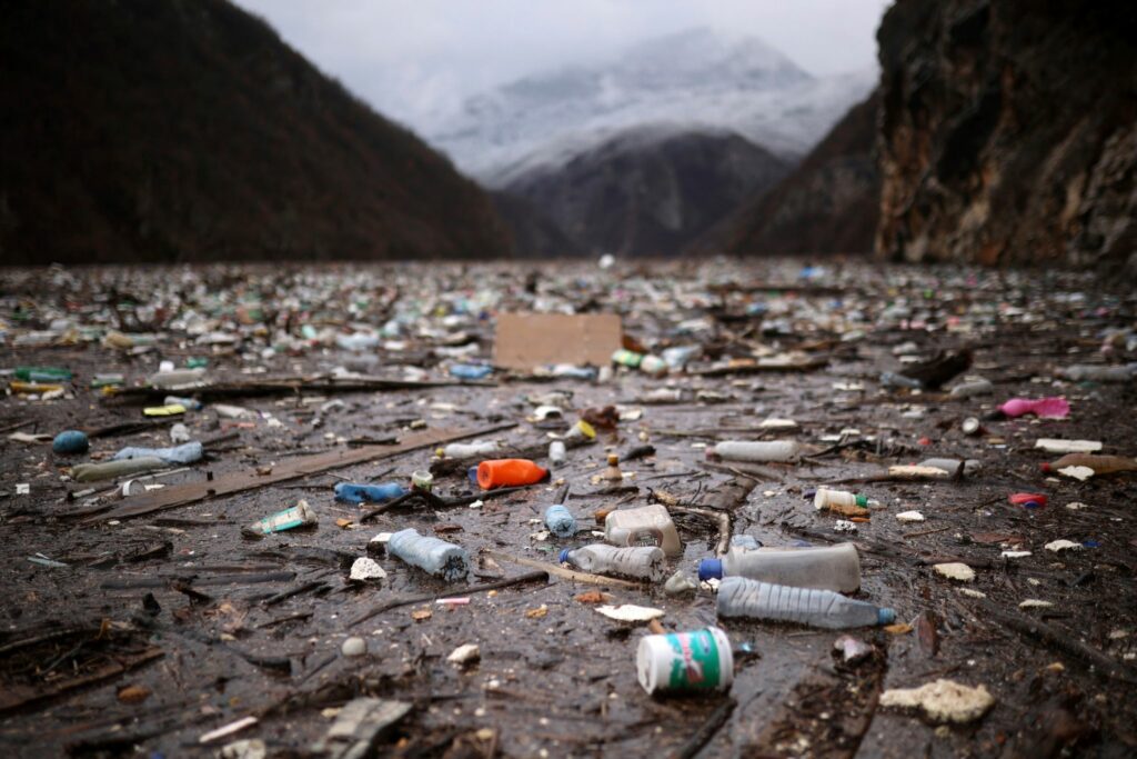Von Sportplatz bis Kosmetik: Mikroplastik künftig verboten