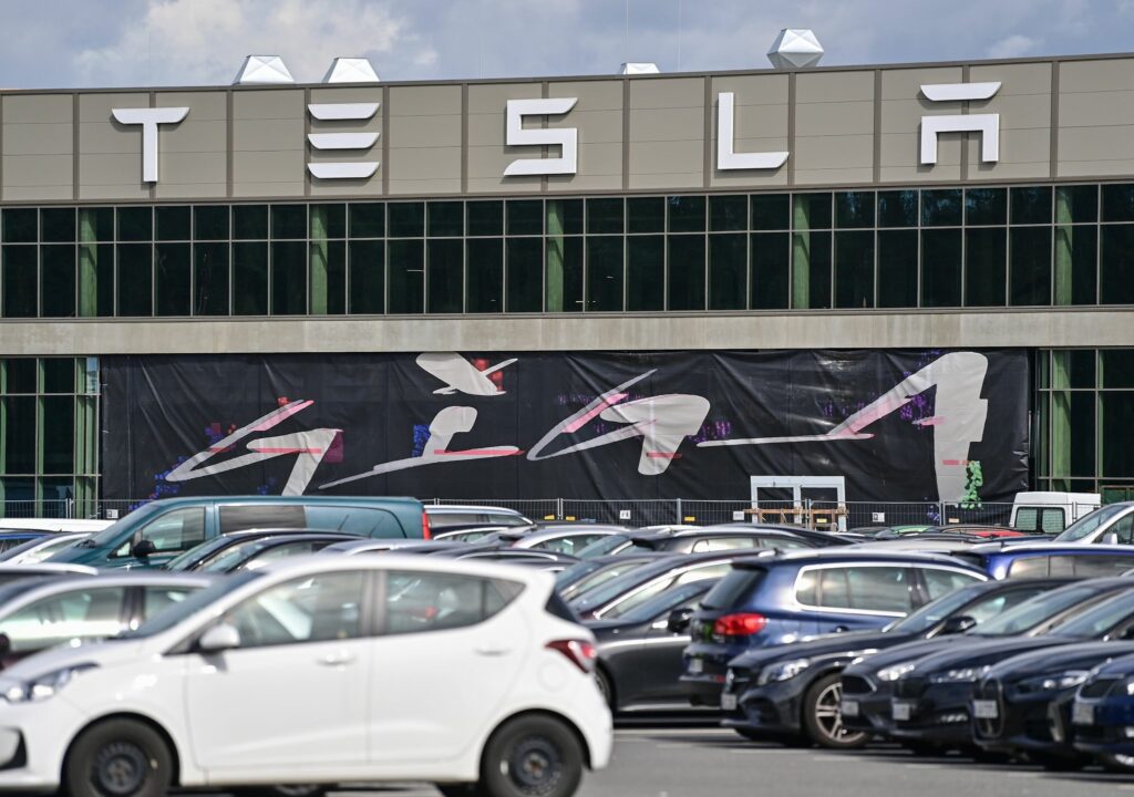 Behörde: Tesla ließ Beleidigungen gegen schwarze Arbeiter zu