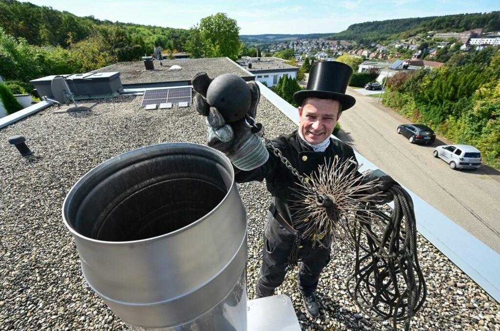 Moderne Schornsteinfeger fegen nicht mehr nur im Kamin