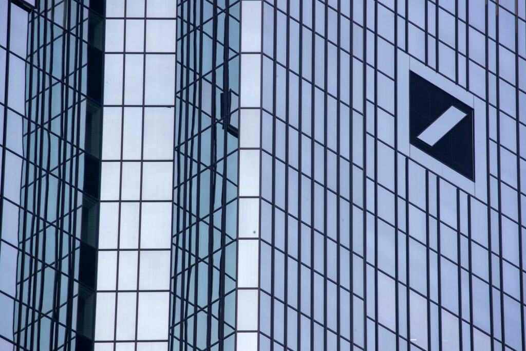 Deutsche Bank verdient trotz Gewinnrückgang mehr als gedacht