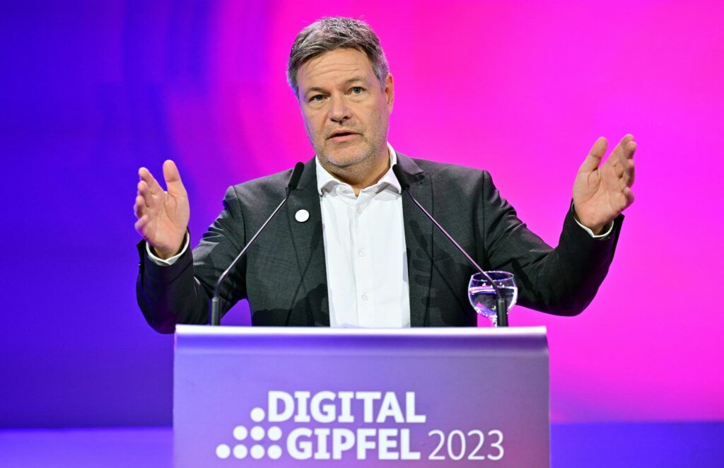 Streit um Chancen und Risiken von KI auf Digital-Gipfel