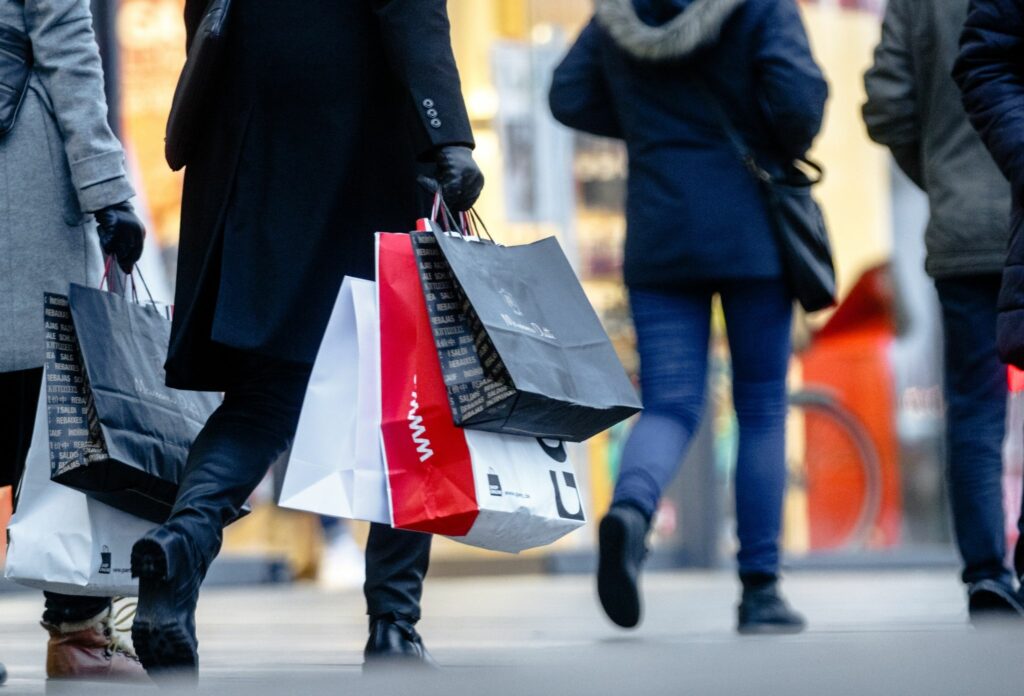 Konsumstimmung hellt sich zum Weihnachtsgeschäft etwas auf