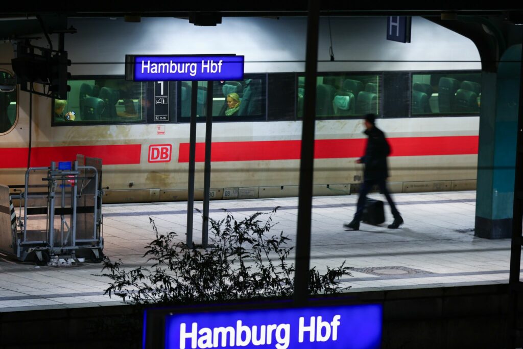 Warnstreik legt Bahnverkehr weitgehend lahm