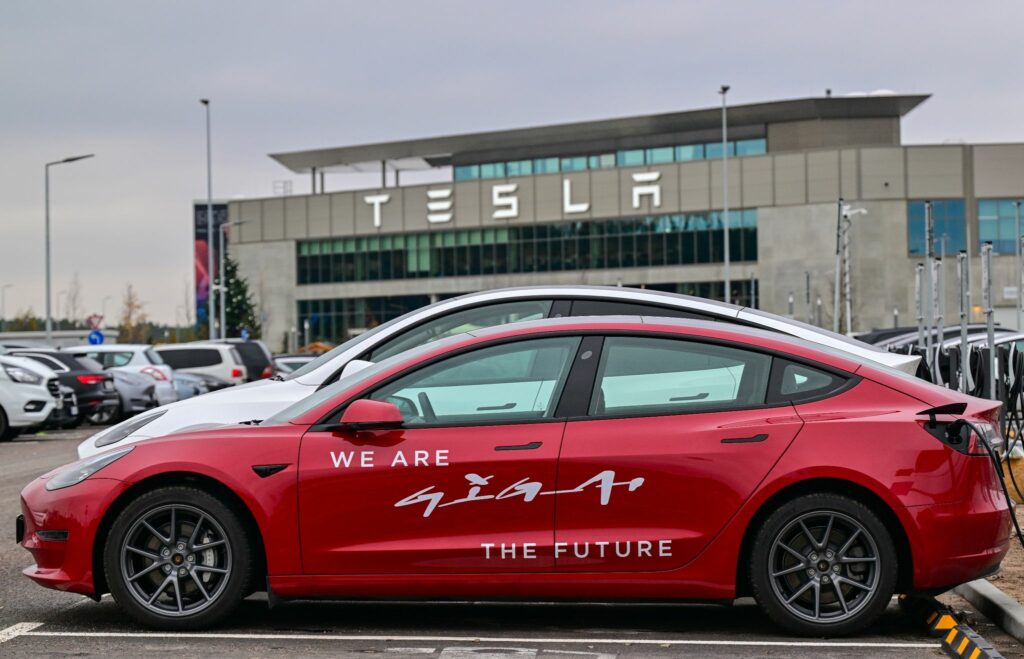 Tesla hofft auf schnelles Tempo für Ausbau der Fabrik