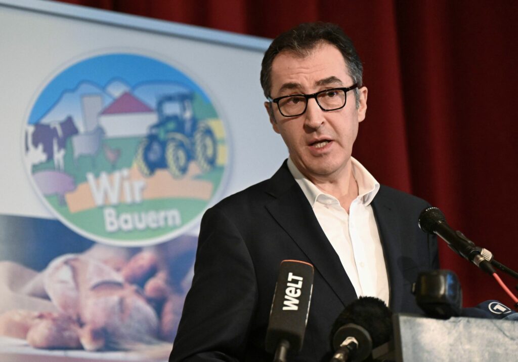 Cem Özdemir spricht mit Bauern in Ellwangen