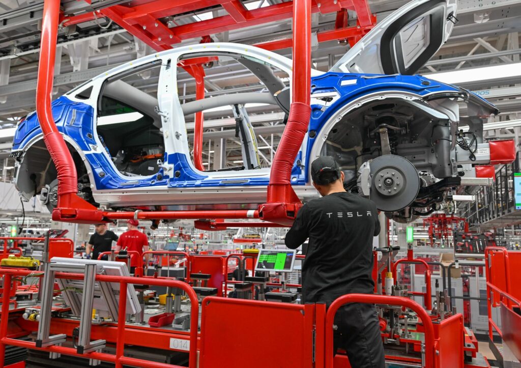 Tesla muss wegen Lage im Roten Meer Produktion stoppen