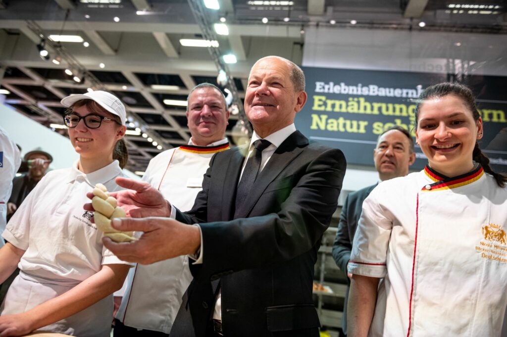 Teigzopf und Dialog: Der Kanzler auf der Grünen Woche
