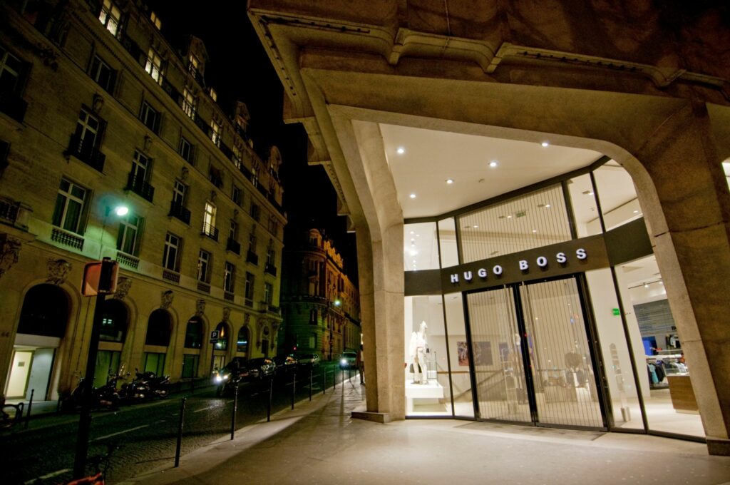 Luxusläden drängen sich vor Olympia auf Champs-Élysées
