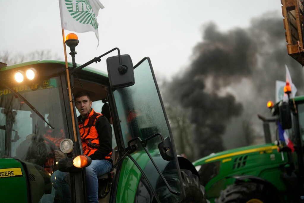 Frankreich macht Bauern Zusagen – Blockaden rund um Paris