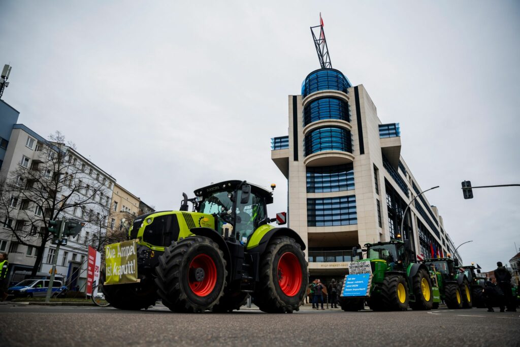 Bauern protestieren mit 250 Traktoren vor Parteizentralen