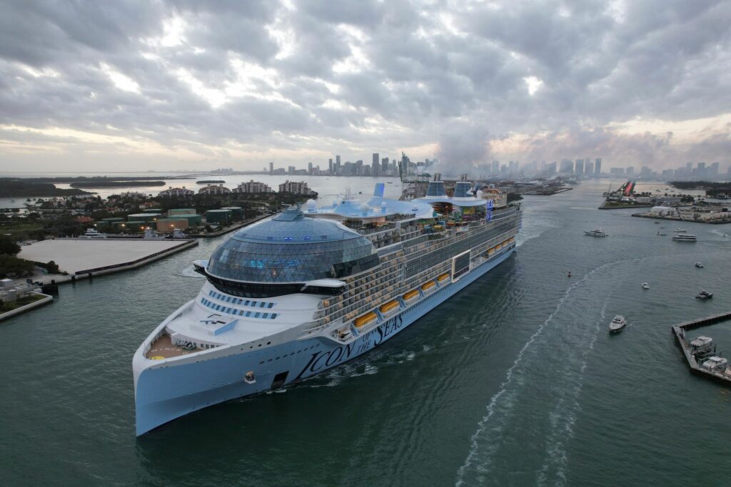 Größtes Kreuzfahrtschiff der Welt läuft erstmals aus