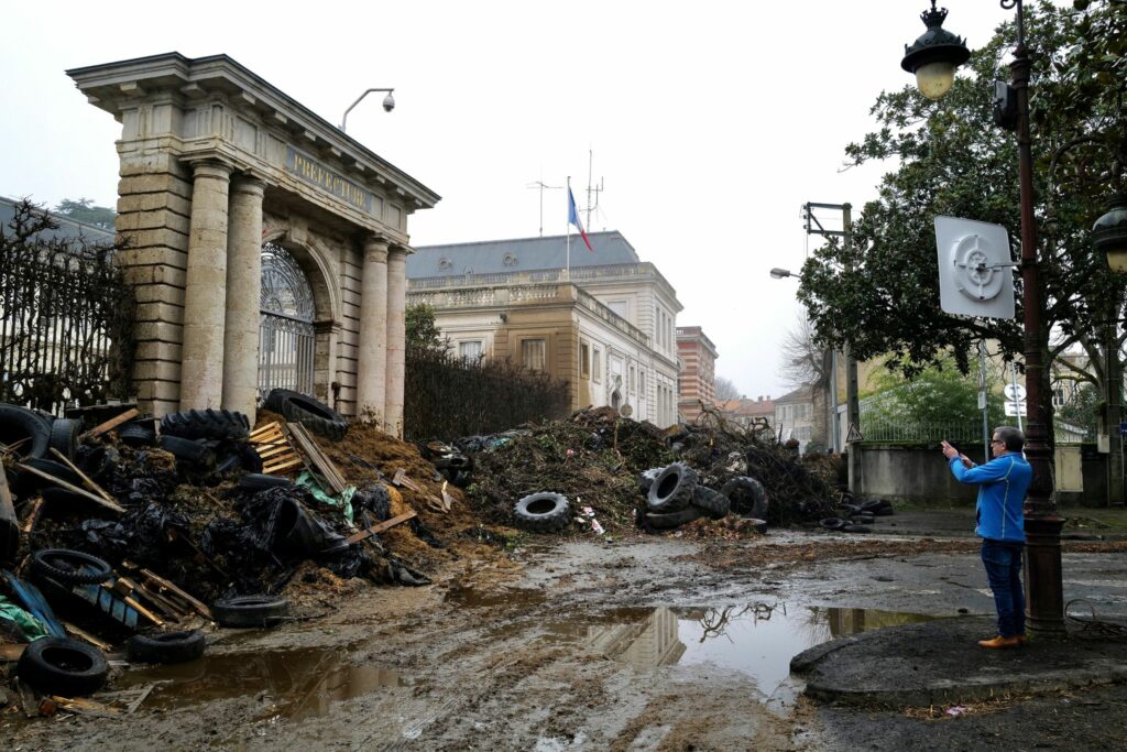 Landwirte in Frankreich setzen Blockade rund um Paris fort