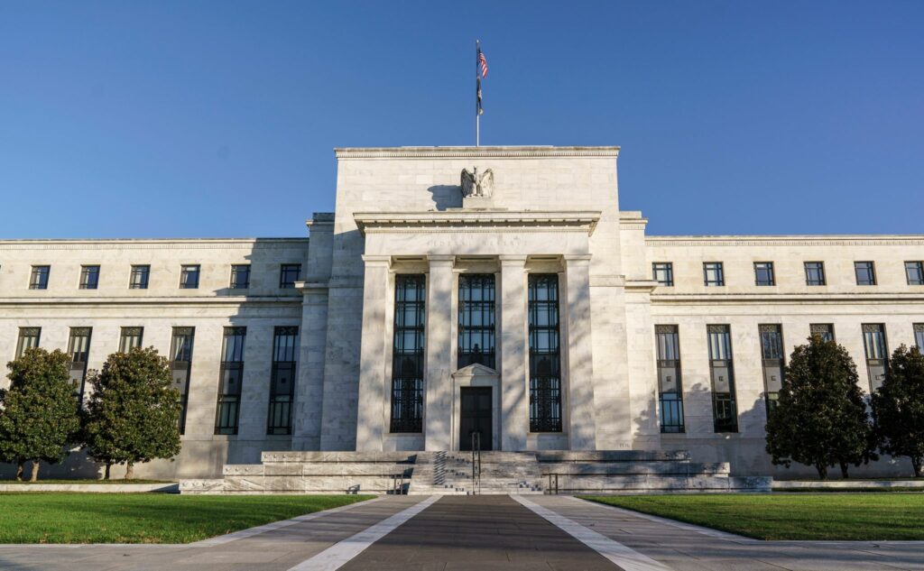 Fed lässt Leitzins zum vierten Mal in Folge auf hohem Niveau