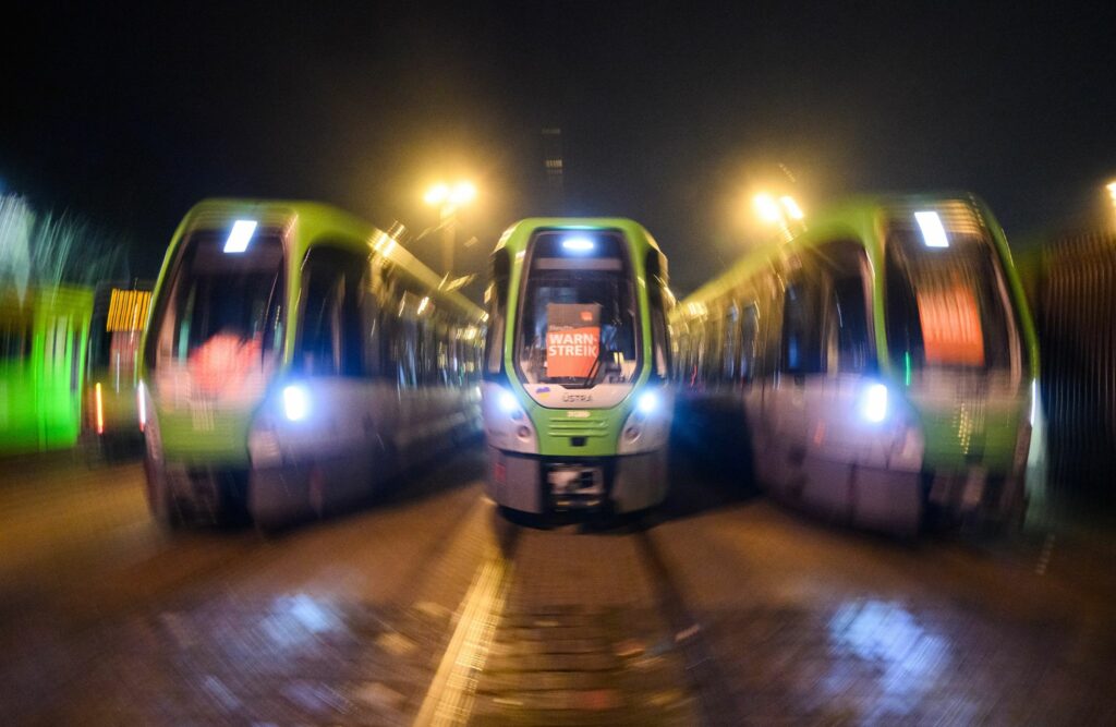 Warum fahren am Freitag Busse und Bahnen nicht?
