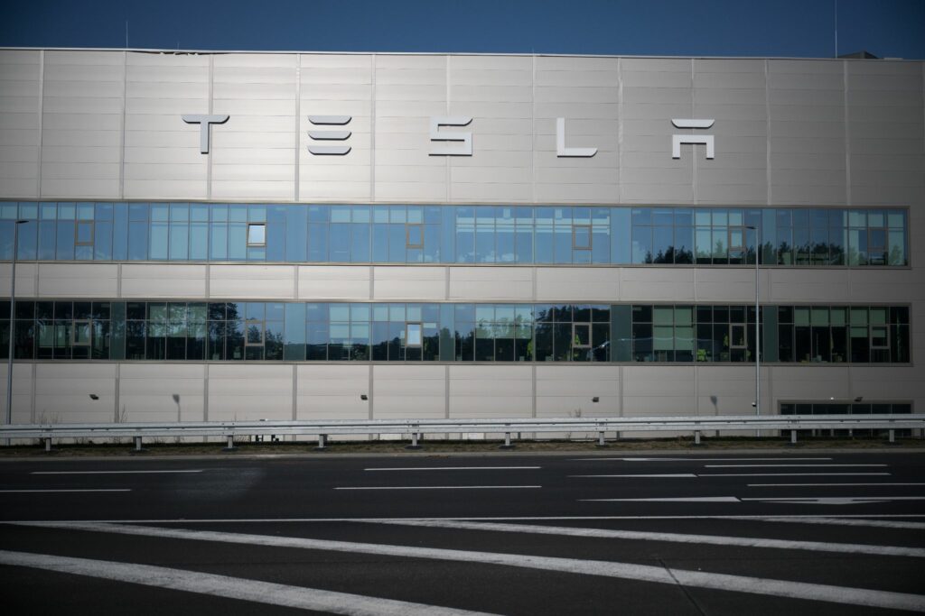 Polizei prüft Brandstiftung nahe Tesla-Fabrik