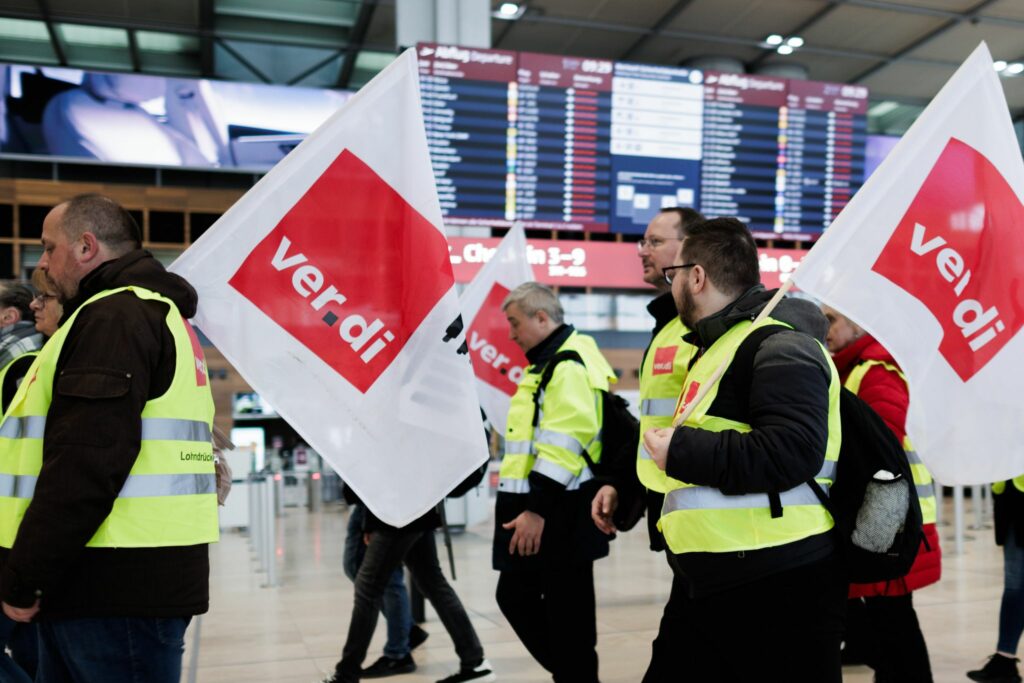 Warnstreik des Sicherheitspersonals verhindert viele Abflüge