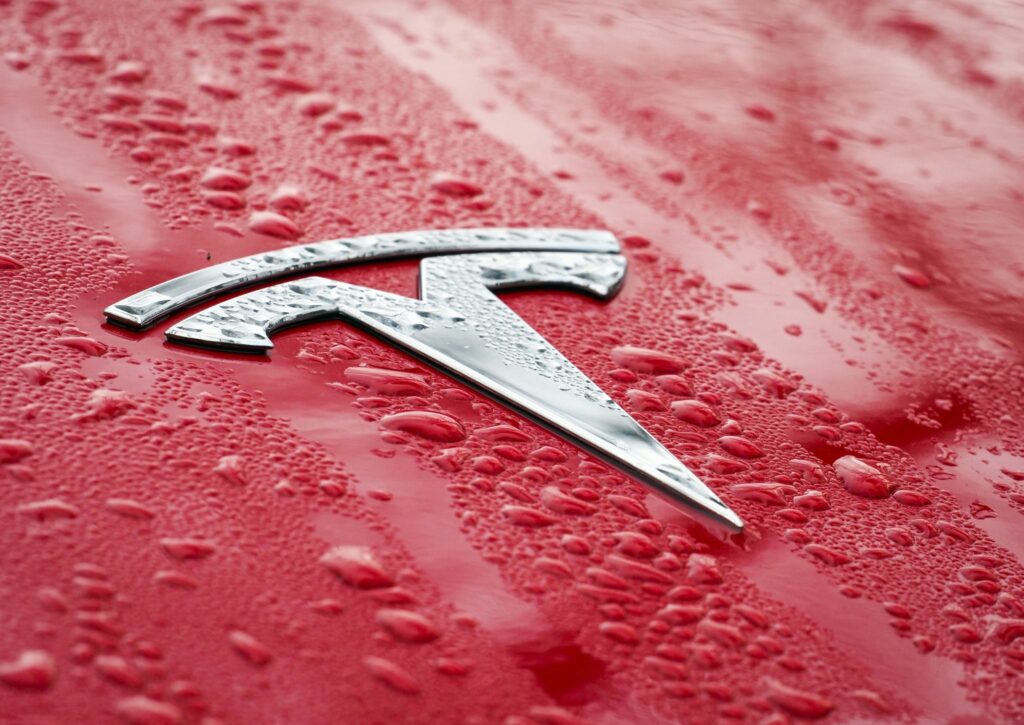 Tesla streicht mehr als zehn Prozent der Jobs