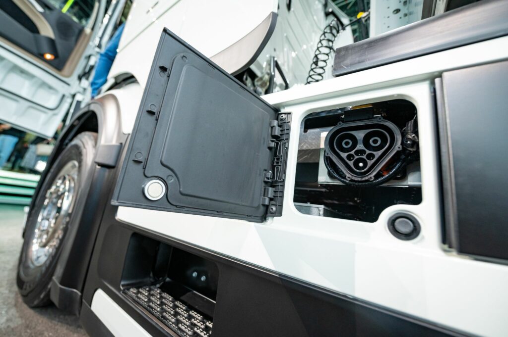 Daimler Truck: Erfolg beim schnellen Laden von E-Lkw