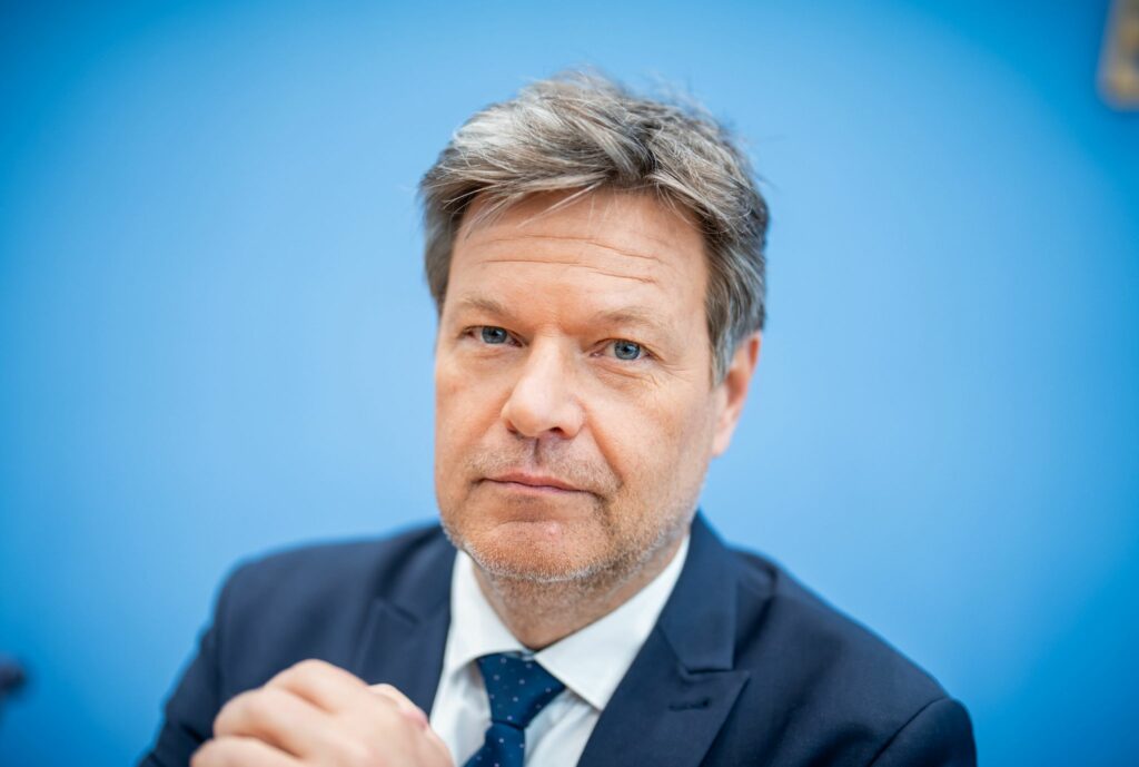 Bundesregierung hebt Konjunkturprognose leicht an