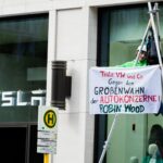 Aktivisten versuchen auf Werksgelände von Tesla vorzudringen