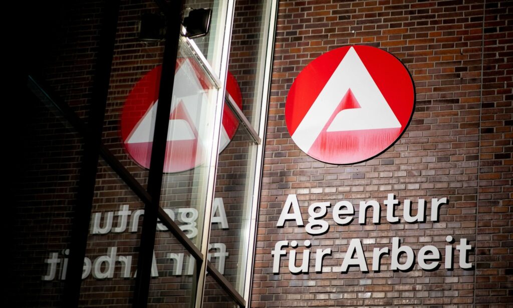 Schwache Konjunktur zieht Arbeitsmarkt im Juni ins Minus