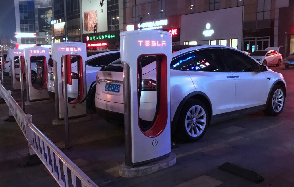 Tesla stoppt in Zollstreit Order von zwei Modellen in China