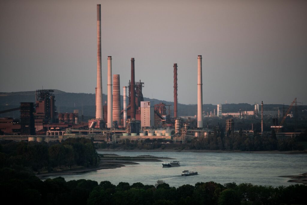 Niedrigwasser im Rhein: Thyssenkrupp belädt Schiffe geringer