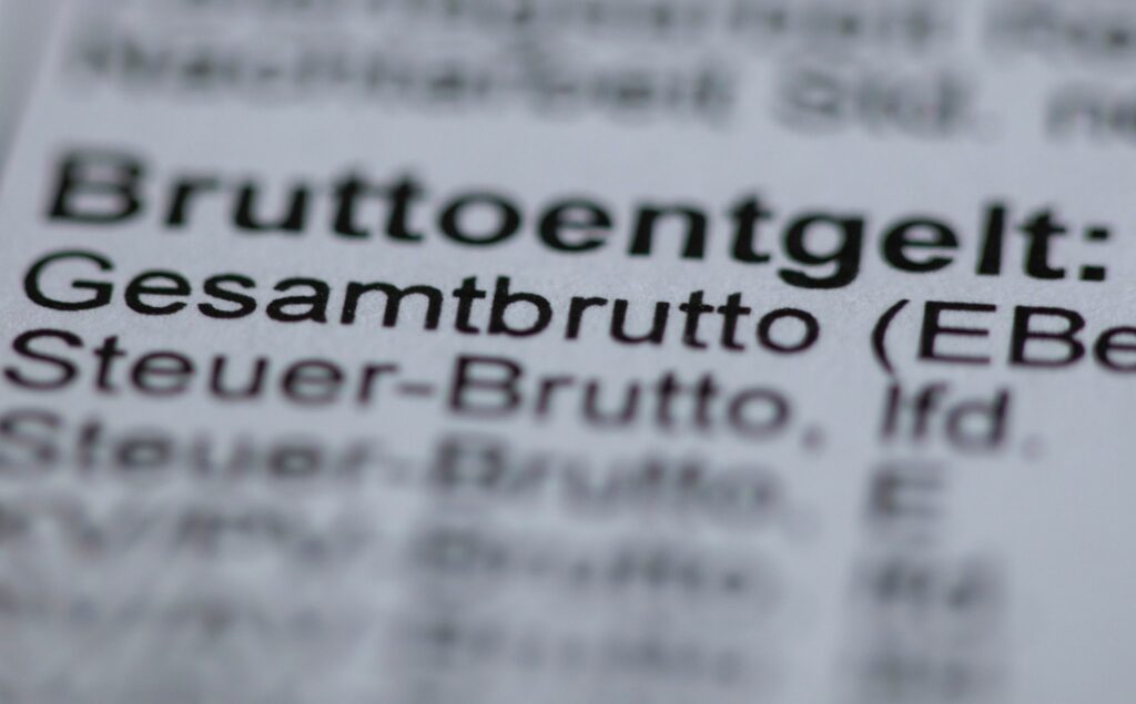 Mittlerer Jahresverdienst steigt über 52.000 Euro brutto