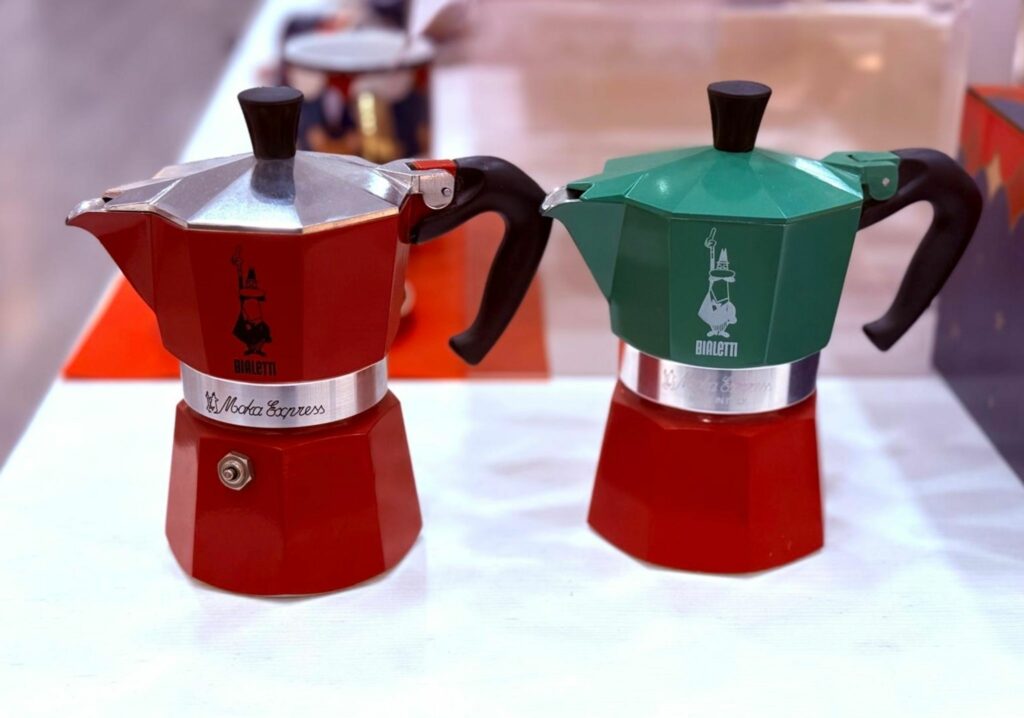 Italienische Espressokannen werden chinesisch