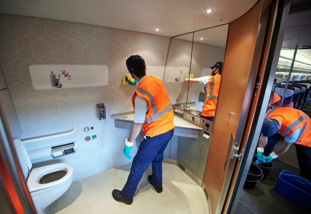 Fahrgäste von dreckigen Zügen und wenigen Toiletten genervt