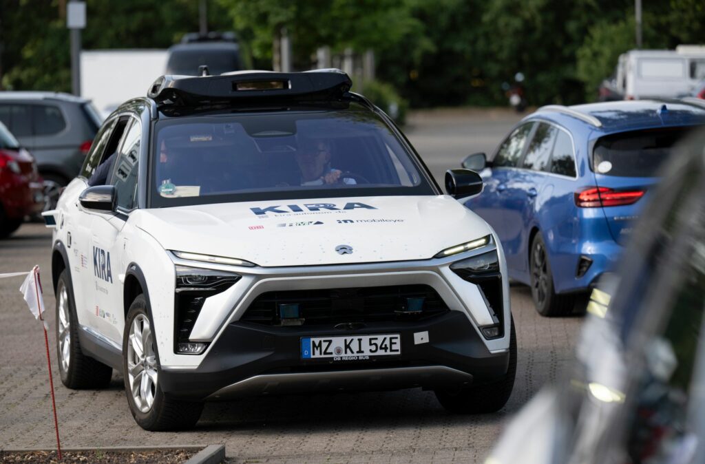 Selbstfahrende Autos transportieren erste Fahrgäste
