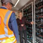Bahn nutzt Stromspeicher aus alten E-Auto-Batterien
