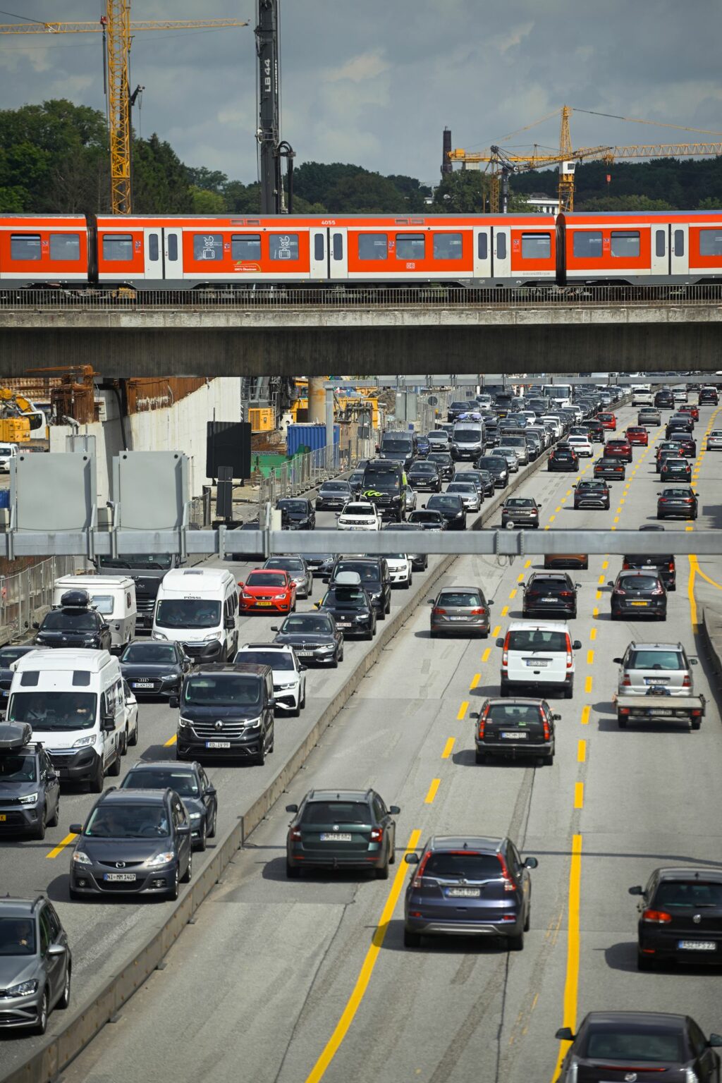 Deutsche pendeln etwas seltener mit dem Auto
